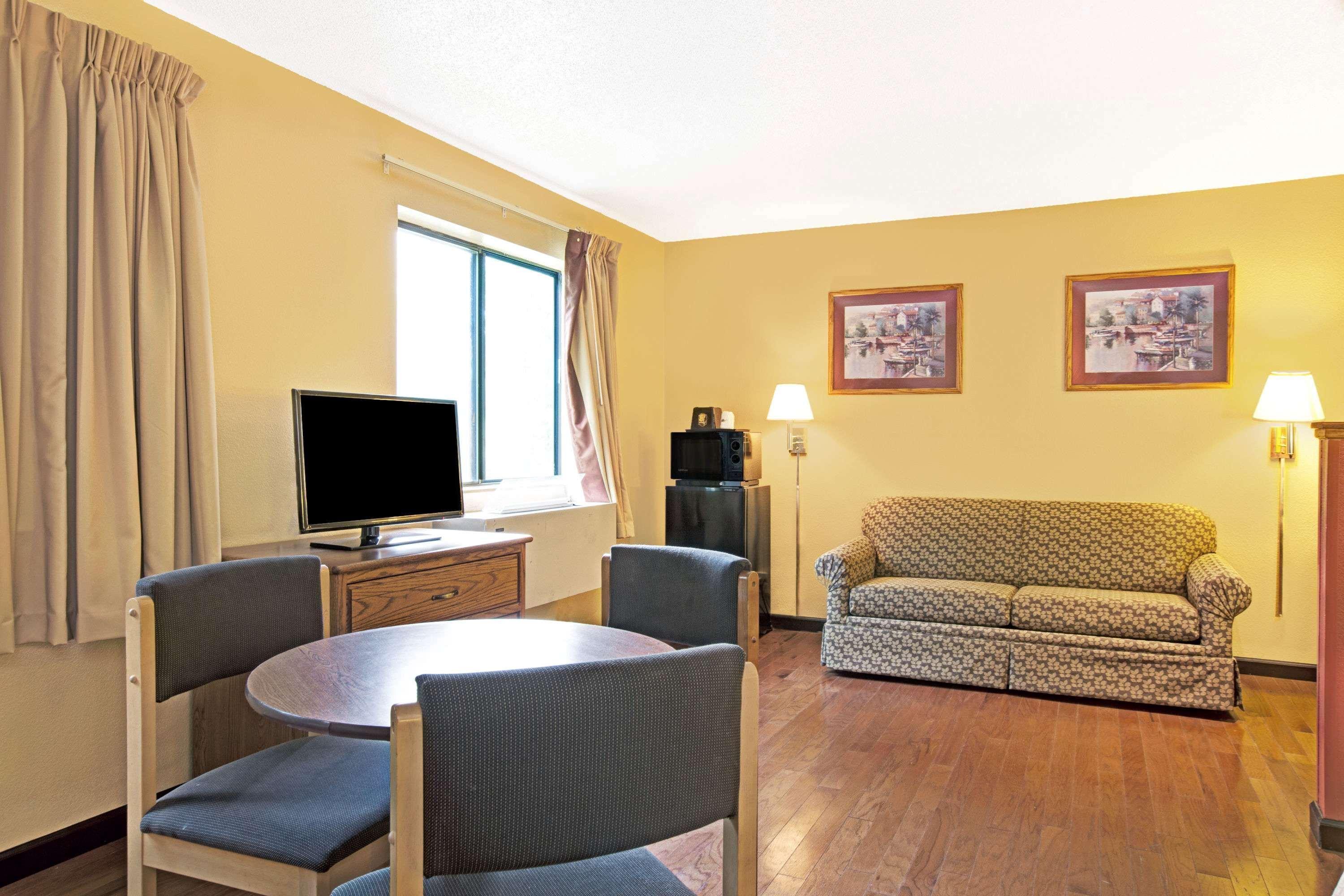 Super 8 By Wyndham Baltimore/Essex Area Екстер'єр фото